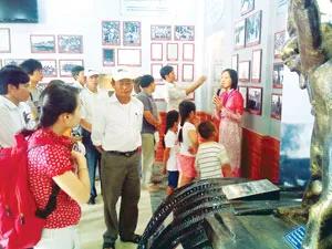 Qua lời thuyết minh của hướng dẫn viên và những hình ảnh, hiện vật về Bác Hồ, khách tham quan có dịp được học lịch sử một cách thật sinh động,đầy ấn tượng. Ảnh: VÂN KHANH